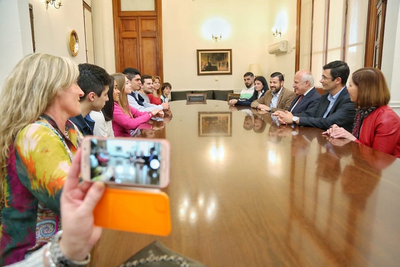 Estudiantes que conocieron la NASA se reunieron con Miguel Lifschitz